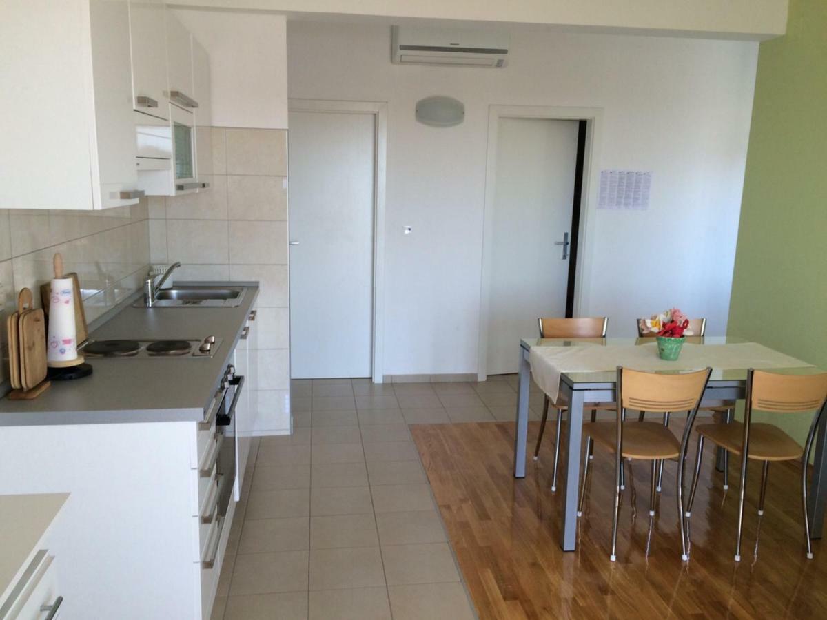 Apartments Sandra 로고즈니차 외부 사진